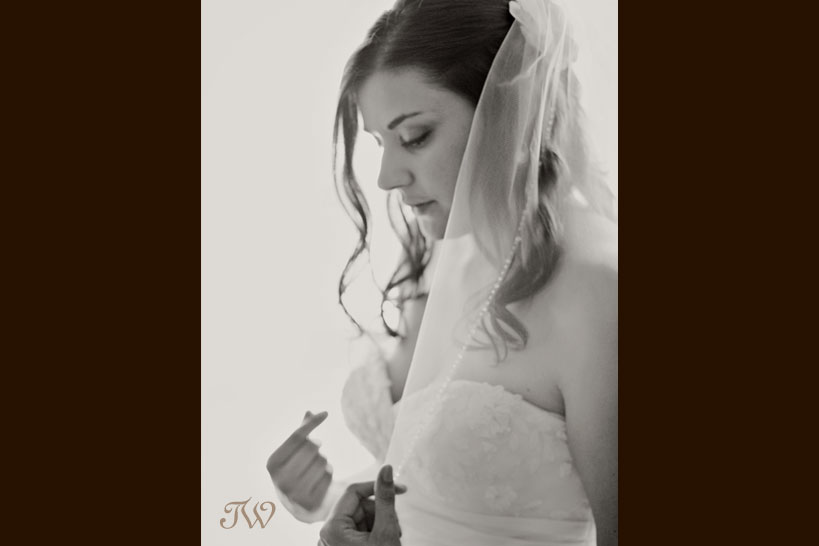 Calgary-wedding-photographer-at-hotel-arts-Tara-Whittaker-Photography Calgary-wedding-photographer-at-hotel-arts-bridal-portrait