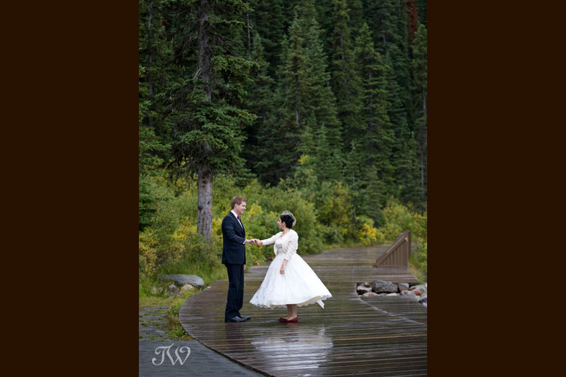 lake-louise-weddings-wedding-photographer-bride-groom-dancing