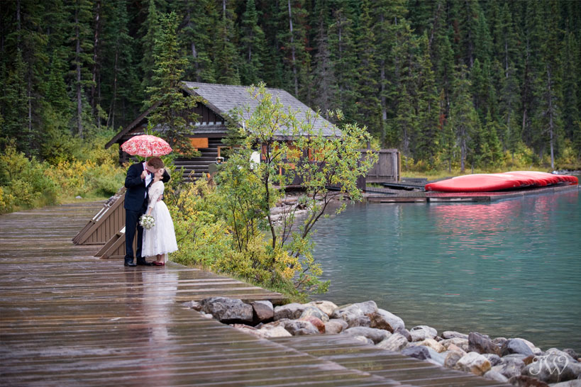 lake-louise-weddings-wedding-photographer-bride-groom-kissing